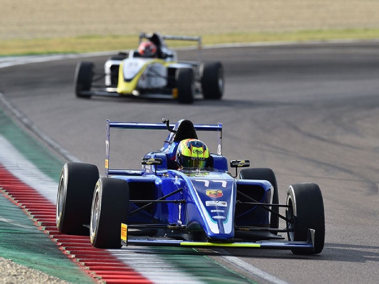 Włoskie Mistrzostwa FIA F4 Championship powered by Abarth - druga runda zawodów na torze Imola wyłoniła trzech zwycięzców: Rumuna Philipa Ugrana, Brytyjczyka Jonny'ego Edgara i Włocha Andreę Rosso